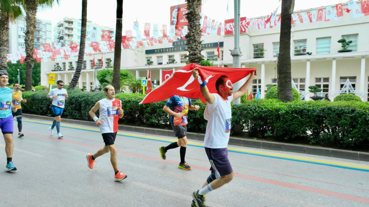 Adana 15. Uluslararası Kurtuluş Yarı Maratonu ve Halk Koşusu coşkuyla gerçekleştirildi