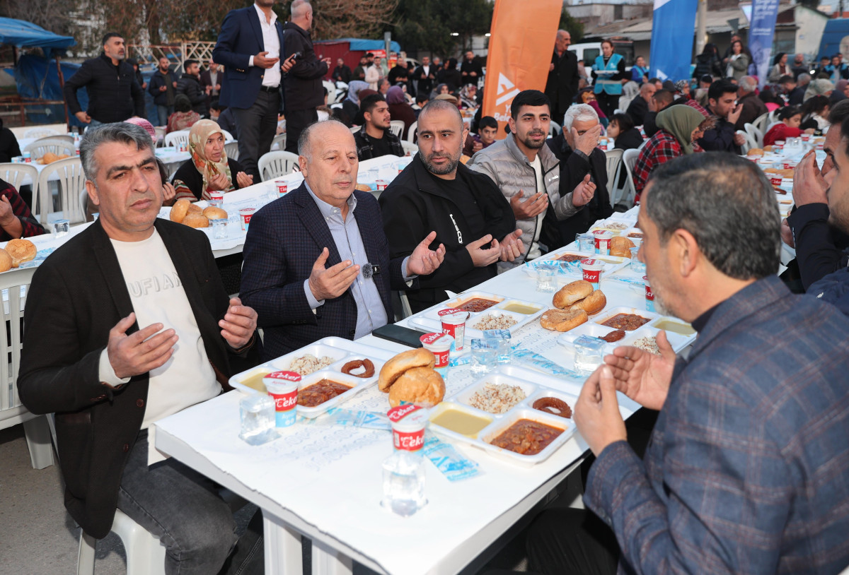 Yüreğir Belediyesi, 1000 kişilik iftar sofrası kurdu